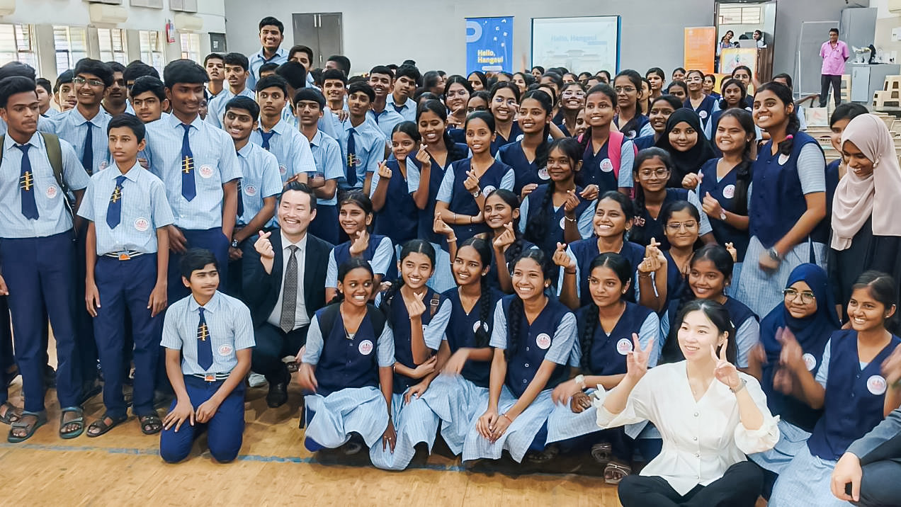 인도 뭄바이의 올드수드가드 중등학교에서 헬로한글 프로그램에 참여한 학생들이 즐겁게 손하트를 그려 보이고 있다. 