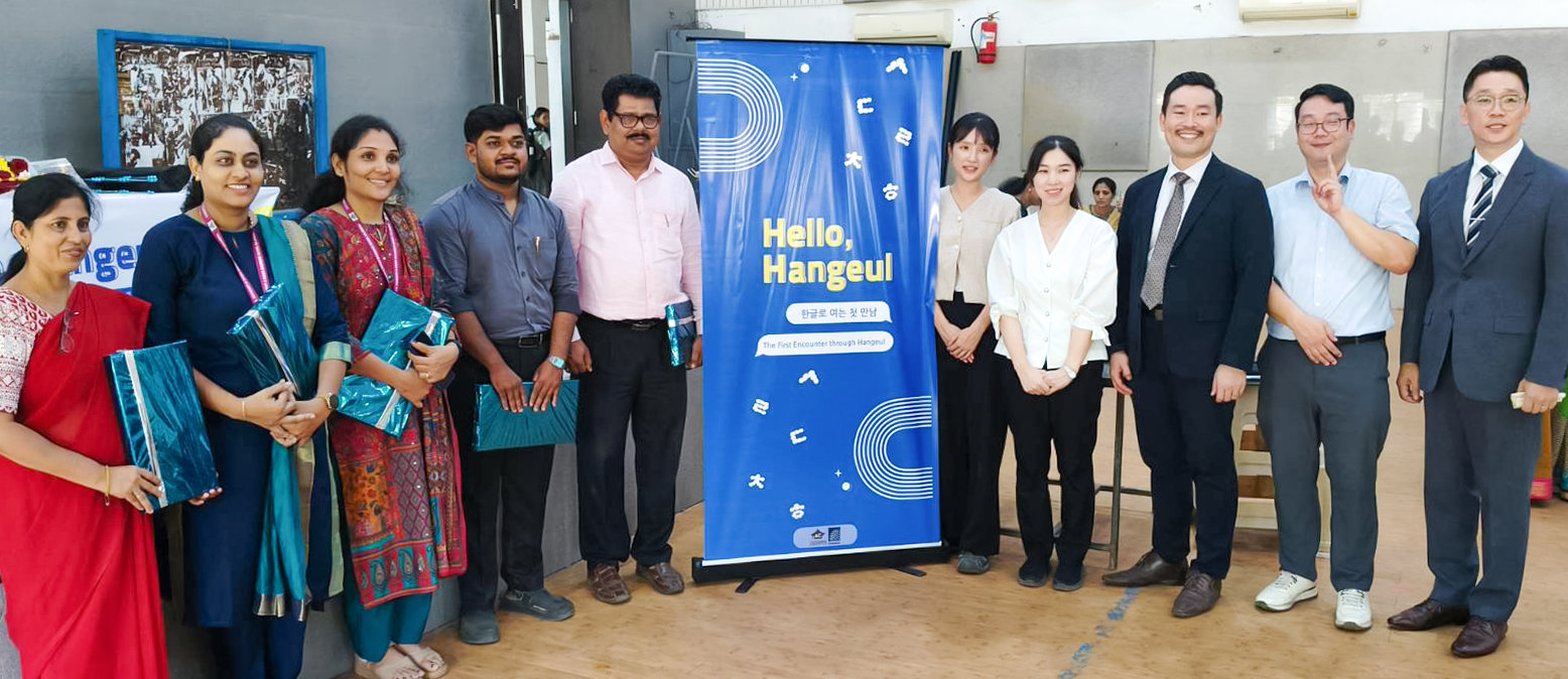 인도 뭄바이의 올드수다가드 중등학교 교직원들과 아이서당 및 에듀코리아 관계자들.