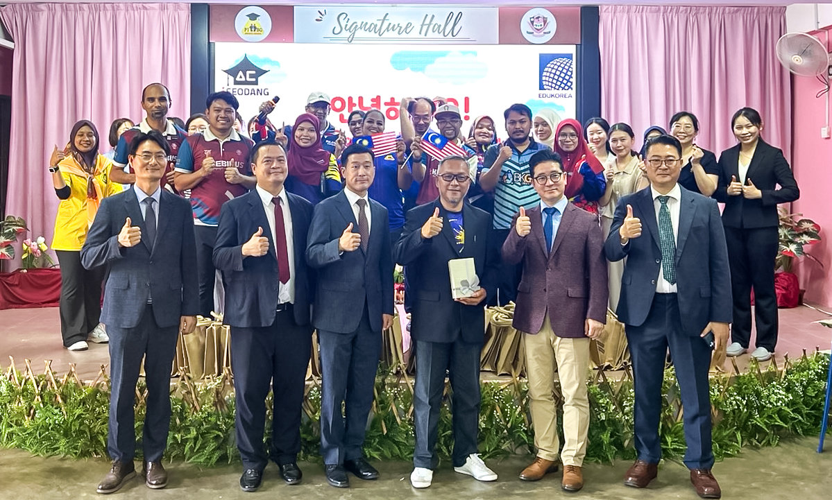 말레이시아 조호르바루의 타만부킷인다 초등학교와 아이서당, 에듀코리아 관계자들이 헬로한글 프로그램 후 기념촬영을 하고 있다.