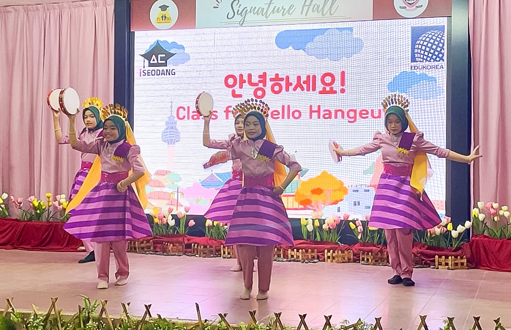 말레이시아 조호르바루의 타만부킷인다 초등학교에서 헬로한글 프로그램을 개최하자 현지 학생들이 전통무용으로 화답하고 있다.