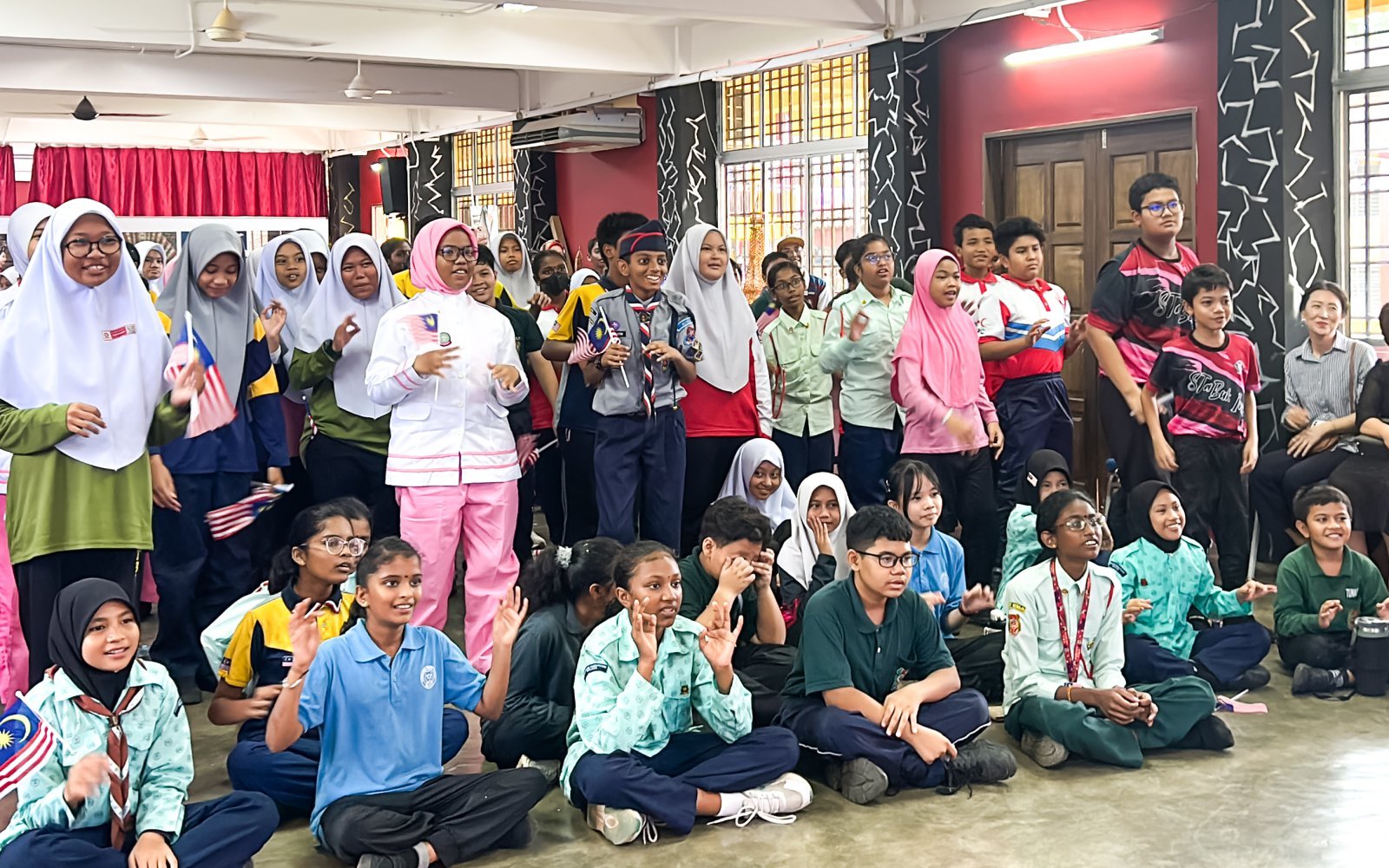 말레이시아 조호르바루 타만부킷인다 초등학교 학생들이 헬로한글 프로그램의 일환으로 한국 문화 체험 수업에 참여하고 있다.