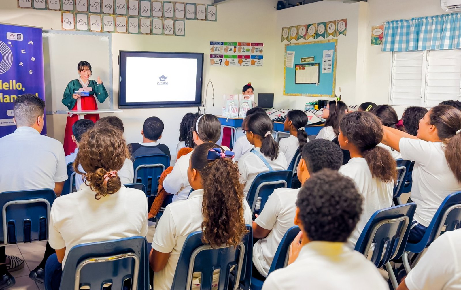 도미니카공화국 산토도밍고 CI 빌링구알 초등학교 학생들이 헬로한글 프로그램의 일환으로 아이서당 교사의 한글 수업에 참여하고 있다.