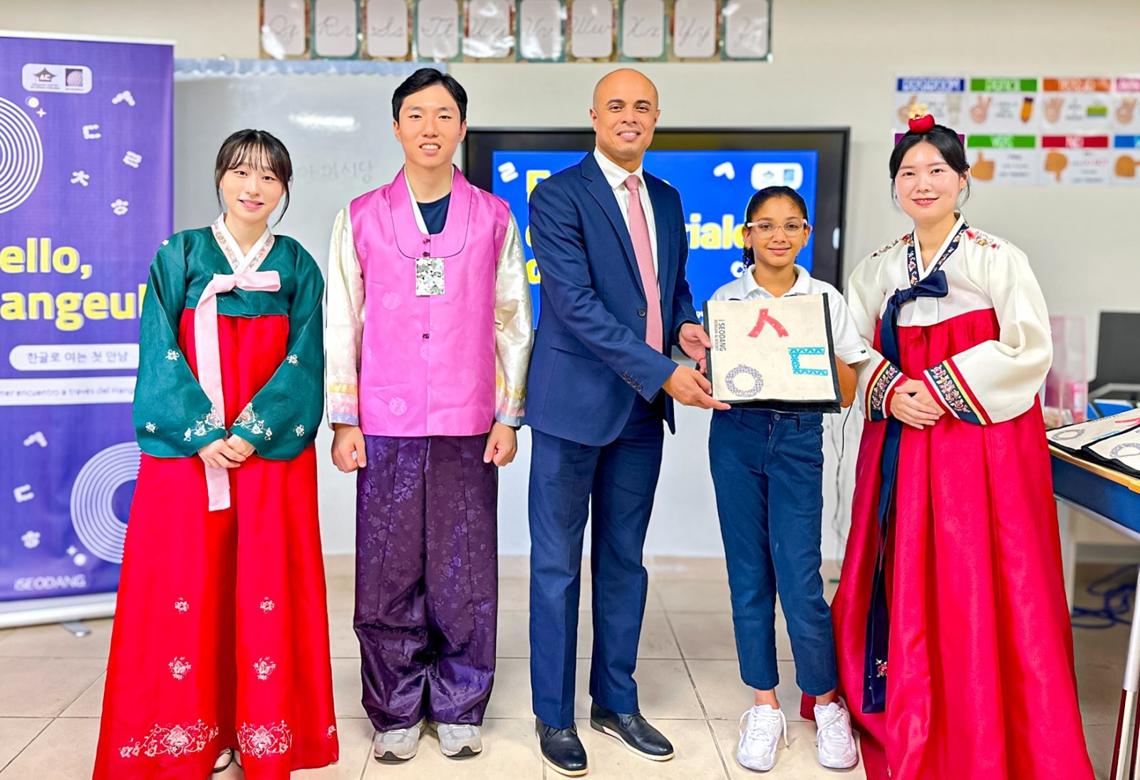 도미니카공화국 산토도밍고 CI 빌링구알 초등학교에서 열린 헬로한글 프로그램 후 학생들에게 에코백을 선물했다.