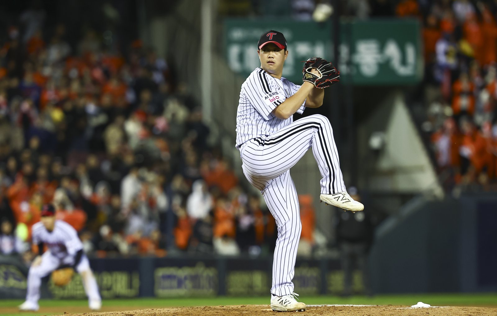 LG 함덕주는 지난 10월 27일 잠실구장에서 열린 한화 이글스와 한국시리즈 2차전에서 직구 최고 구속이 시속 146㎞까지 나왔다. 구속을 유지한다면, 새 시즌 LG 좌완 불펜의 중심이 될 수 있다. 뉴시스