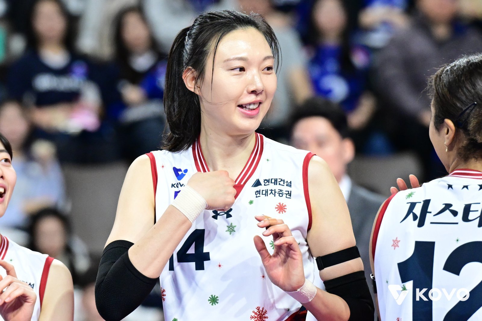 현대건설 양효진이 21일 화성종합체육관서 열린 IBK기업은행과 V리그 여자부 원정경기 도중 팀 동료들과 대화하고 있다. 사진제공|KOVO