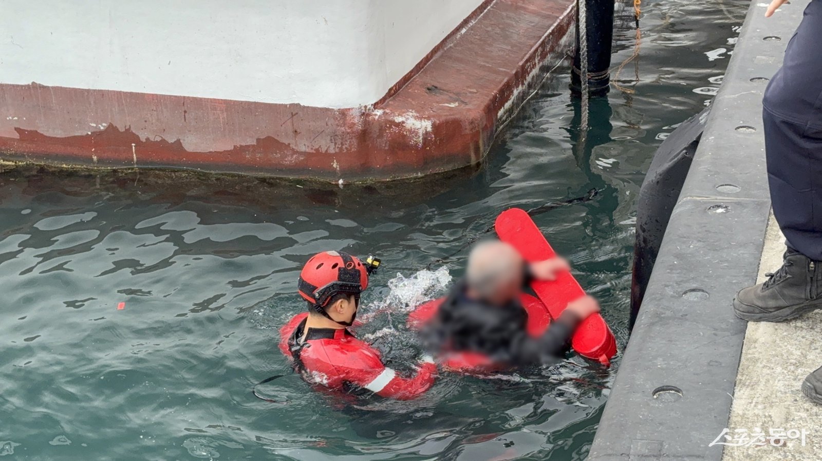여수바다파출소 연안구조정이 현장에 도착해 해상에서 줄을 잡고 버티고 있던 해상 추락자를 발견하고 신속히 구조했다.  사진제공=여수해경