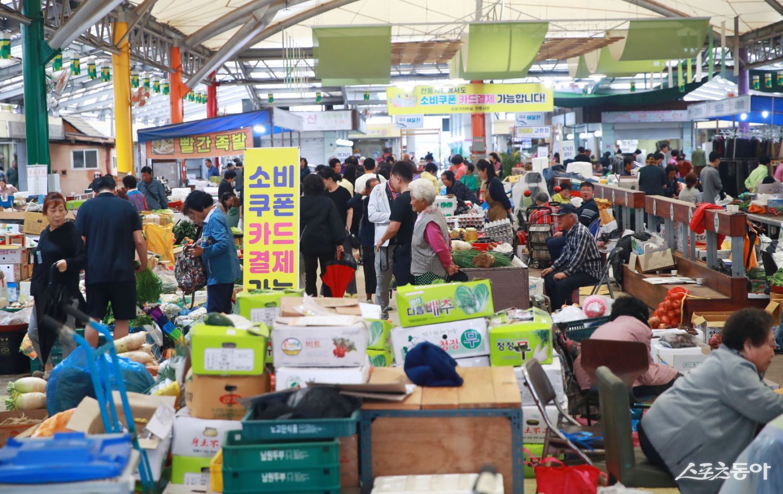 전남형 기본소득 소비쿠폰으로 활기를 띠고 있는 곡성군 전통시장의 모습.  사진제공=곡성군