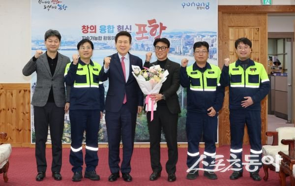 이강덕 포항시장(왼쪽에서 세번째)이 노호섭 포스코퓨처엠 에너지소재생산본부장(왼쪽에서 네번째)과 포스코퓨처엠 직원들과 23일 함께 환담을 나눈 후 기념촬영을 하고 있는 모습. 사진제공ㅣ포항시