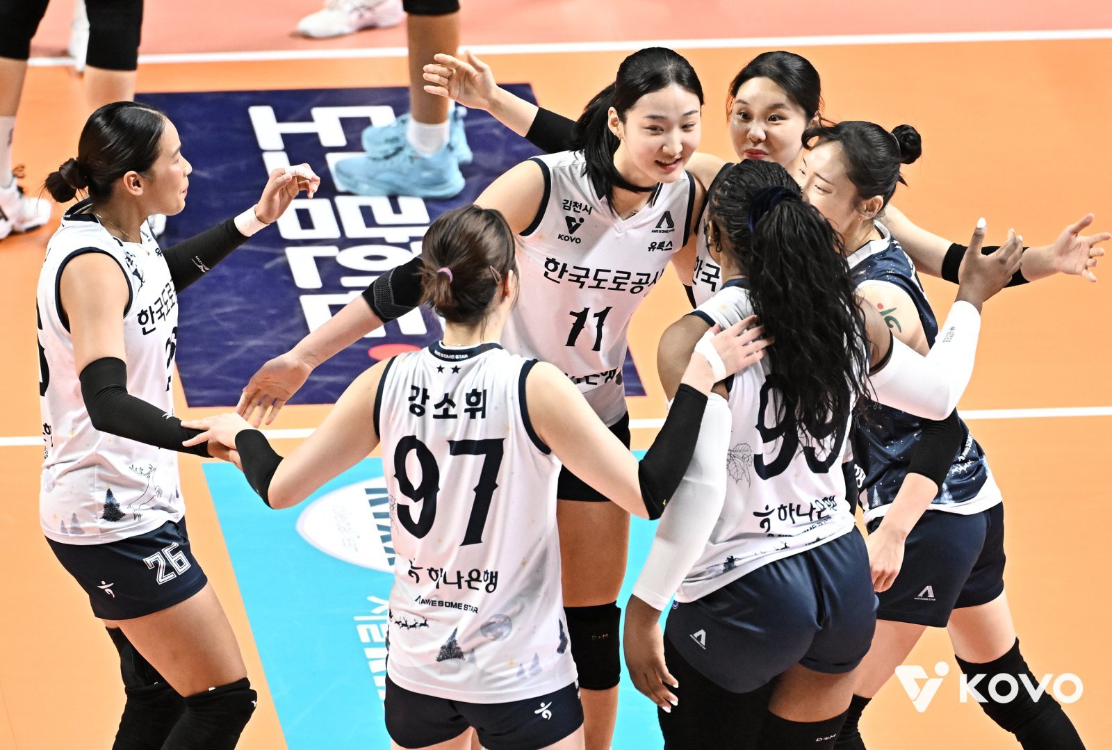 강소휘(97번) 등 한국도로공사 선수들이 23일 장충체육관서 열린 GS칼텍스와 V리그 여자부 원정경기에서 득점한 뒤 기뻐하고 있다. 사진제공｜KOVO