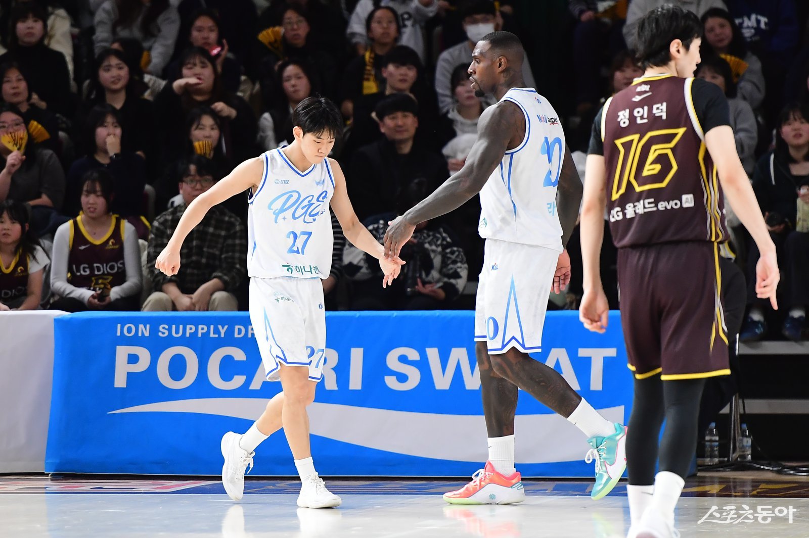 가스공사 양우혁(왼쪽)이 23일 창원체육관에서 열린 LG전 도중 득점에 성공한 뒤 라건아와 하이파이브 하고 있다. 사진제공 ｜KBL