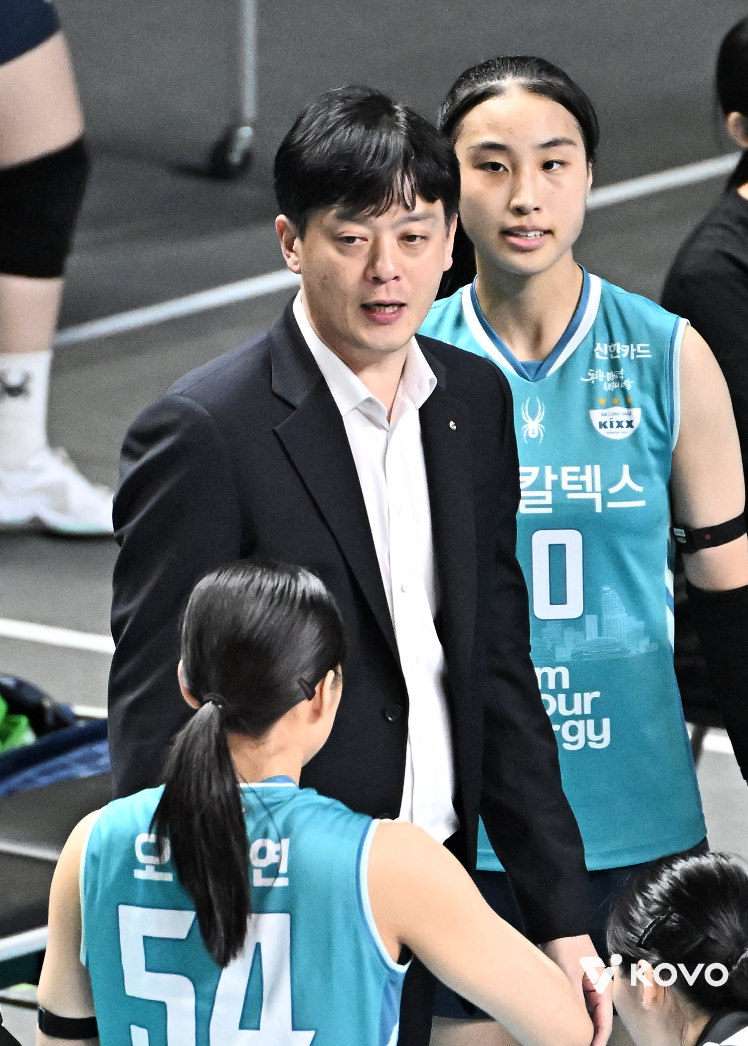 GS칼텍스 이영택 감독이 23일 장충체육관서 열린 한국도로공사와 V리그 여자부 홈경기 도중 선수들과 작전타임을 갖고 있다. 사진제공｜KOVO