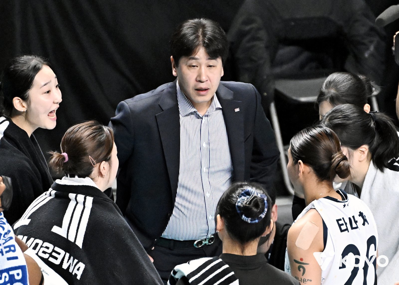 김종민 도로공사 감독이 23일 장충체육관서 열린 GS칼텍스와 V리그 여자부 원정경기 도중 답답한 표정으로 작전타임을 갖고 있다. 사진제공｜KOVO