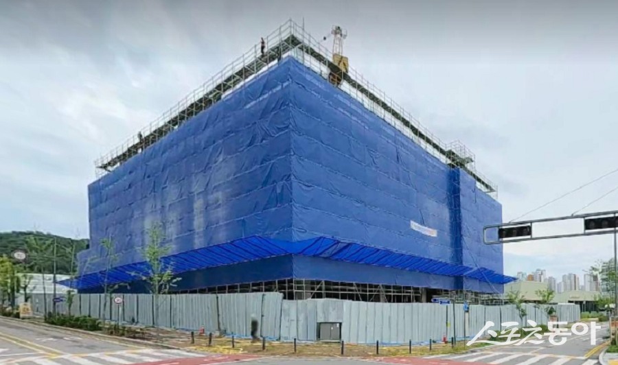 세종시 집현동 공공임대형 지식산업센터 건축현장에서 발생한 시스템비계 해체작업 중 작업자 부상 사고가 현장 안전관리의 구조적 취약성을 드러냈다는 지적이 나오고 있다(집현동 1007-3번지 래응개발㈜ 현장). 사진제공｜공익 제보자