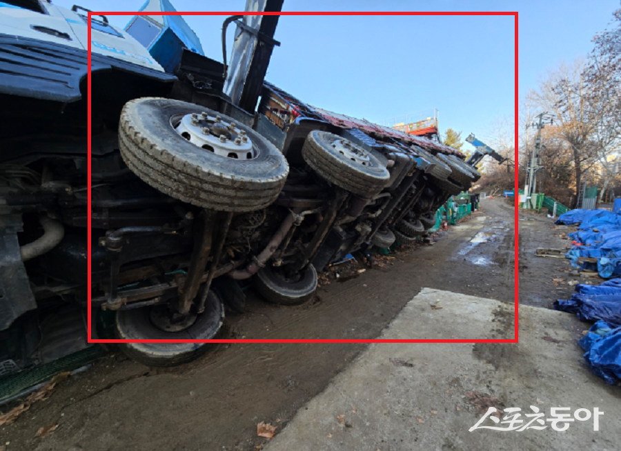 서울 송파구 도로 공사 현장에서 발생한 차량탑재형 크레인 전도 사망 사고가 기본적인 장비 설치·작업 통제가 제대로 이뤄지지 않은 전형적인 중대 산업재해라는 지적이 나오고 있다(현장). 사진제공｜공익 제보자