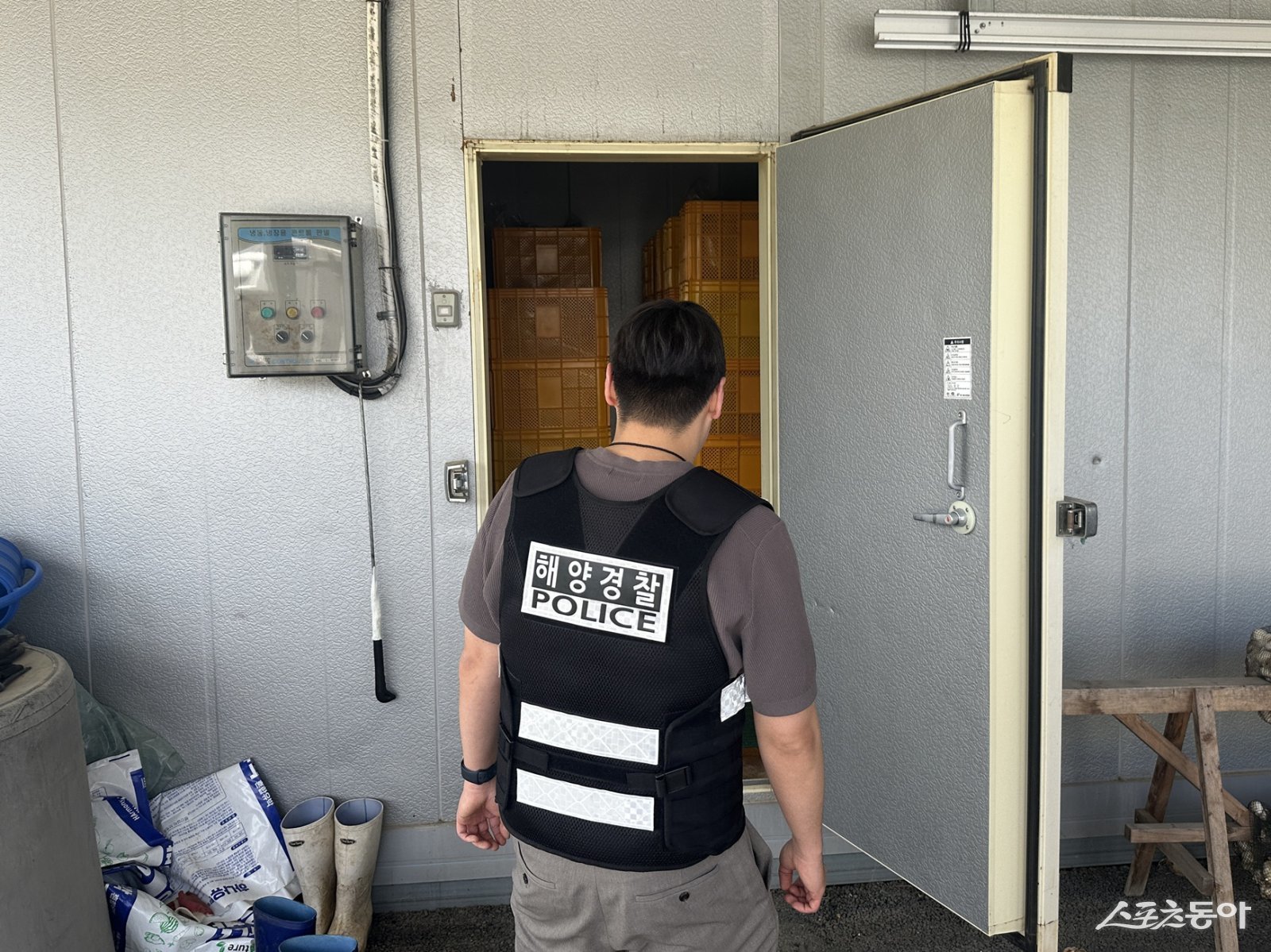 현장에서 단속중인 여수 해경.  사진제공=여수해양경찰서