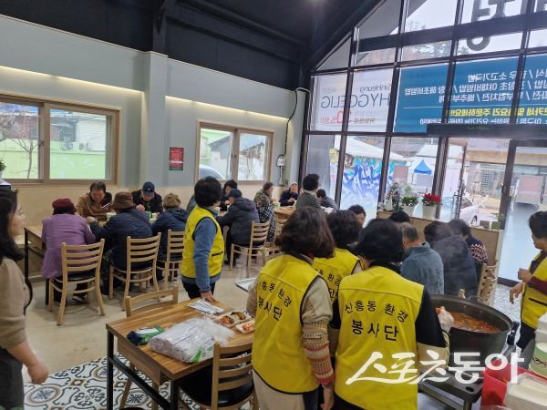 포항 신흥동마을관리 사회적협동조합이 개최한 ‘한우국밥 나눔 행사’에 조합원들과 지역민들이 참여하고 있는 모습. 사진제공ㅣ포항 신흥동마을관리 사회적협동조합