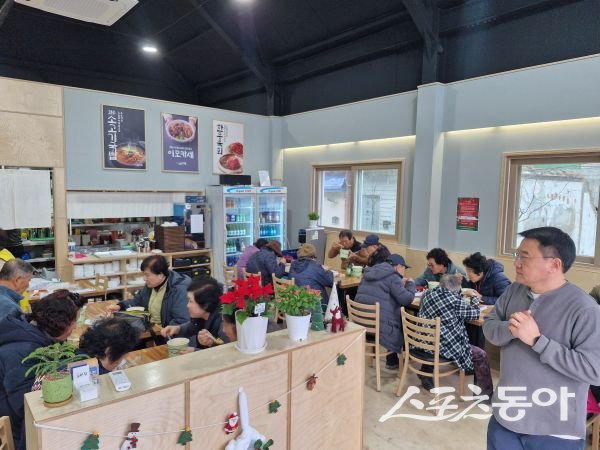 포항 신흥동마을관리 사회적협동조합이 개최한 ‘한우국밥 나눔 행사’에 조합원들과 지역민들이 참여하고 있는 모습. 사진제공ㅣ포항 신흥동마을관리 사회적협동조합