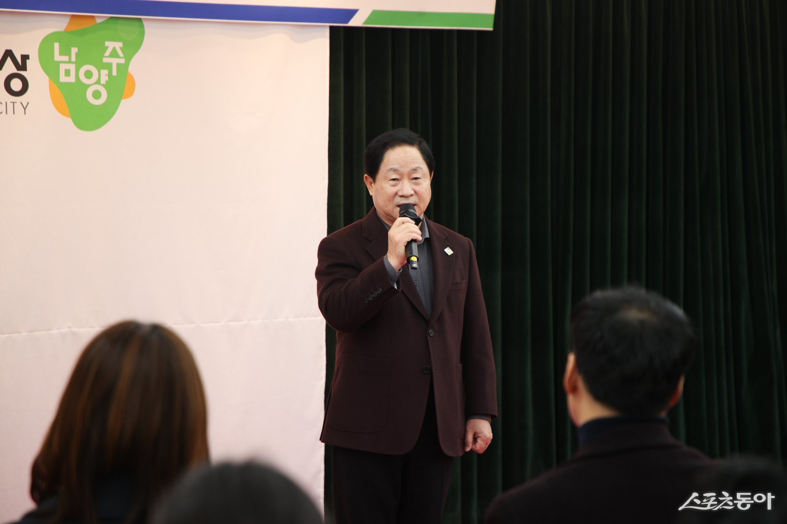 주광덕 시장이 24일 여유당에서 ‘2025년 민원처리 종합평가 우수자 및 친절공무원’ 시상식에서 축사를 하고 있다. 사진제공ㅣ남양주시 