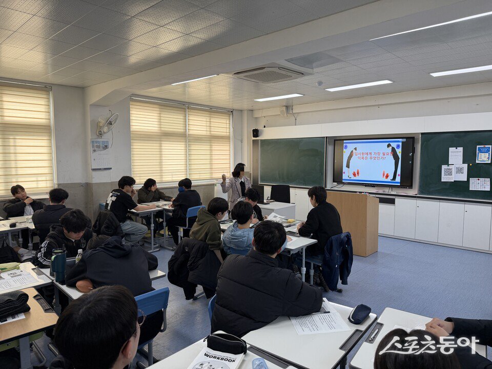 순천공업고등학교 학생들이 교실에서 중소기업 이해연수에 참여하여 교육을 받고 있다. 사진제공=전남교육청