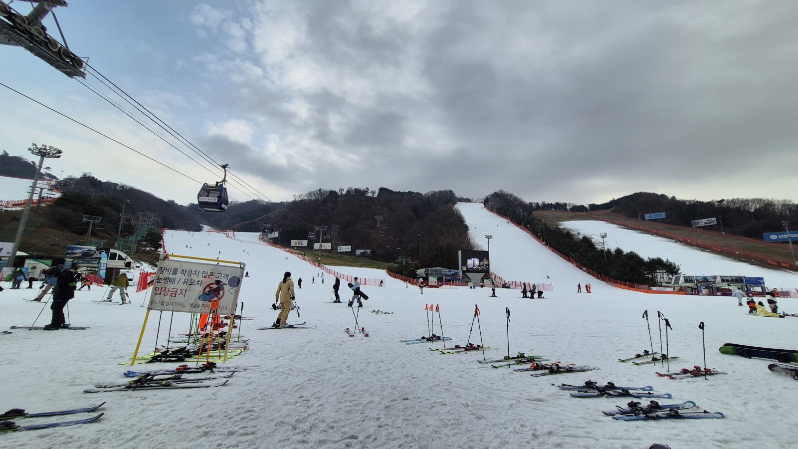 홍천 비발디파크는 아이들과 가볍게 하루 나들이로 다녀오기 좋은 스키장이다.    홍천 ｜ 양형모 기자
