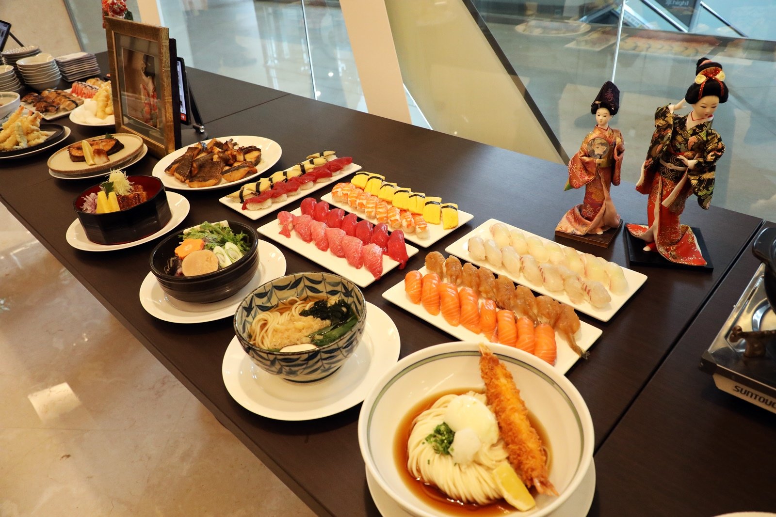 하이원리조트 ‘린카’는 25일 본격적인 영업을 시작했다. 사진은 계절 회전초밥 등 주요 메뉴             하이원리조트 제공