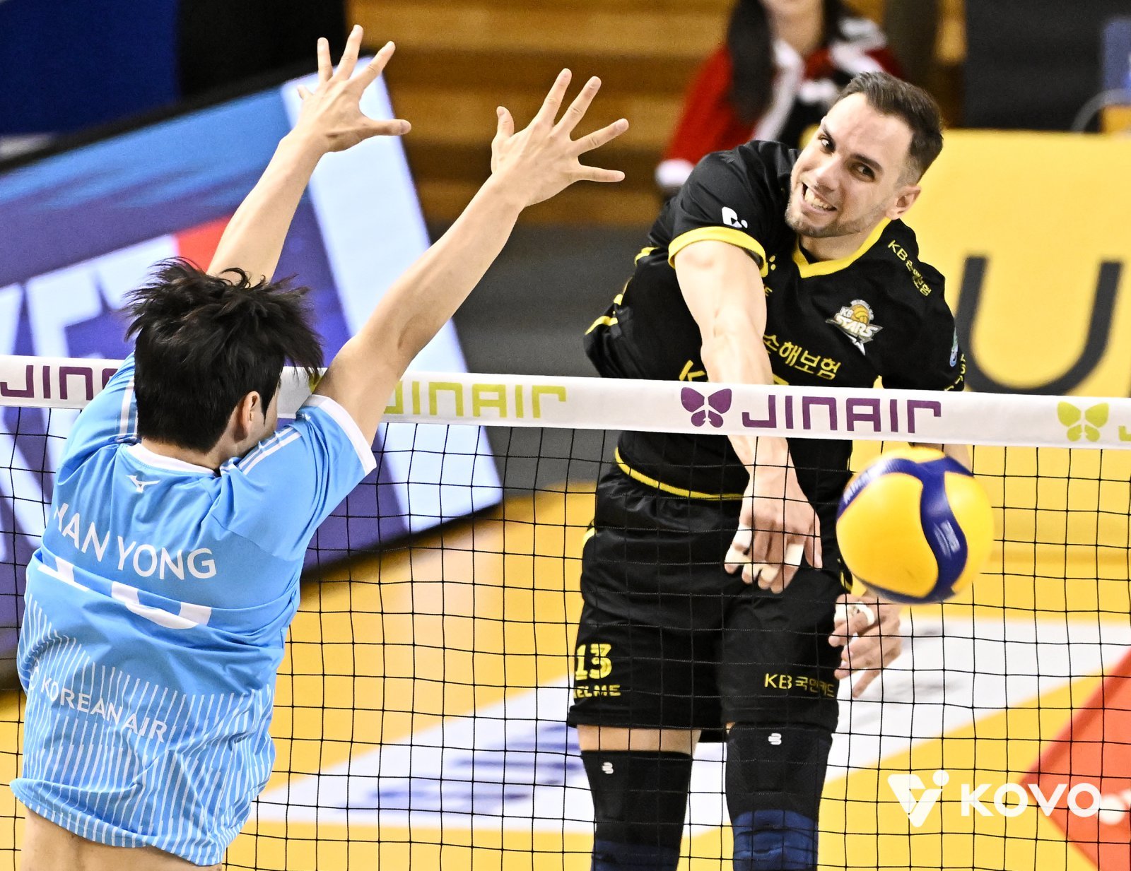 KB손해보험 비예나(오른쪽)가 25일 의정부 경민대기념관에서 열린 대한항공과 홈경기서 상대 블로킹을 피해 스파이크를 하고 있다. 사진제공｜KOVO