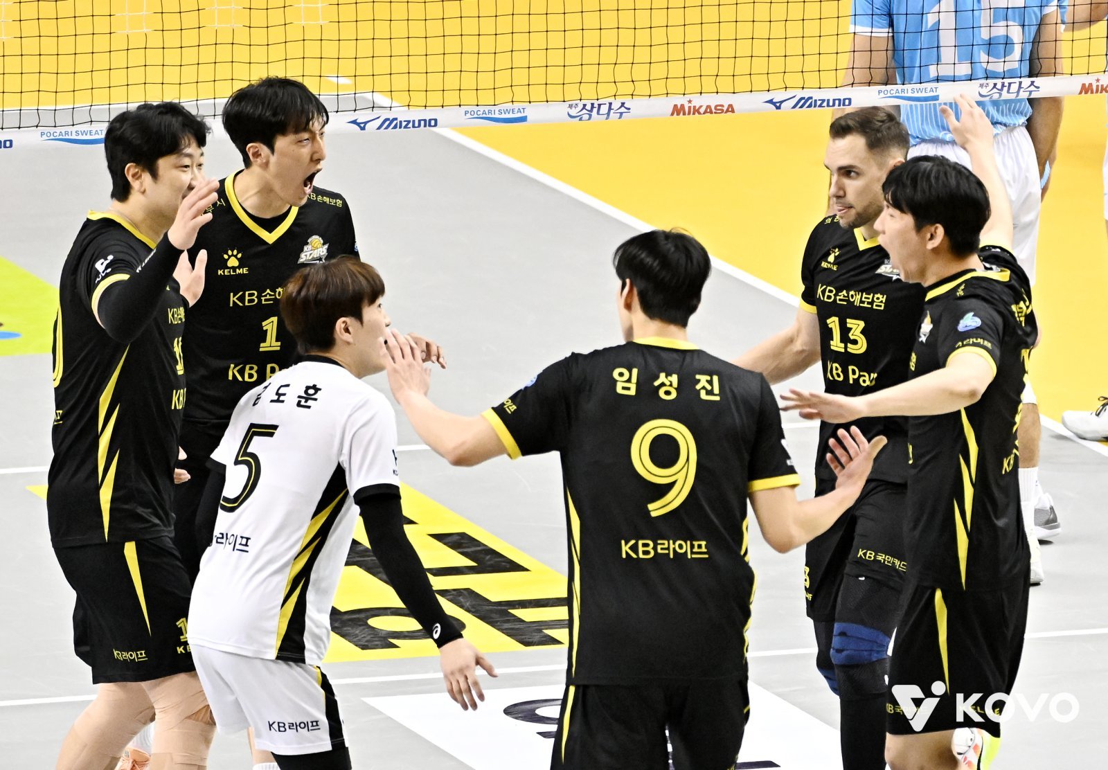 KB손해보험 선수들이 25일 의정부 경민대기념관에서 열린 대한항공과 홈경기 도중 득점한 뒤 한데 모여 기뻐하고 있다. 사진제공｜KOVO