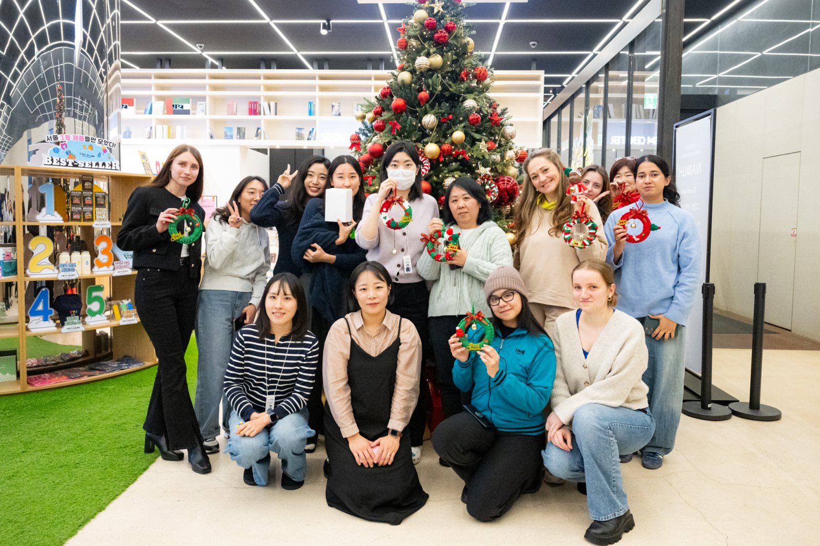 서울관광플라자 업사이클링 행사 참여자 단체 사진