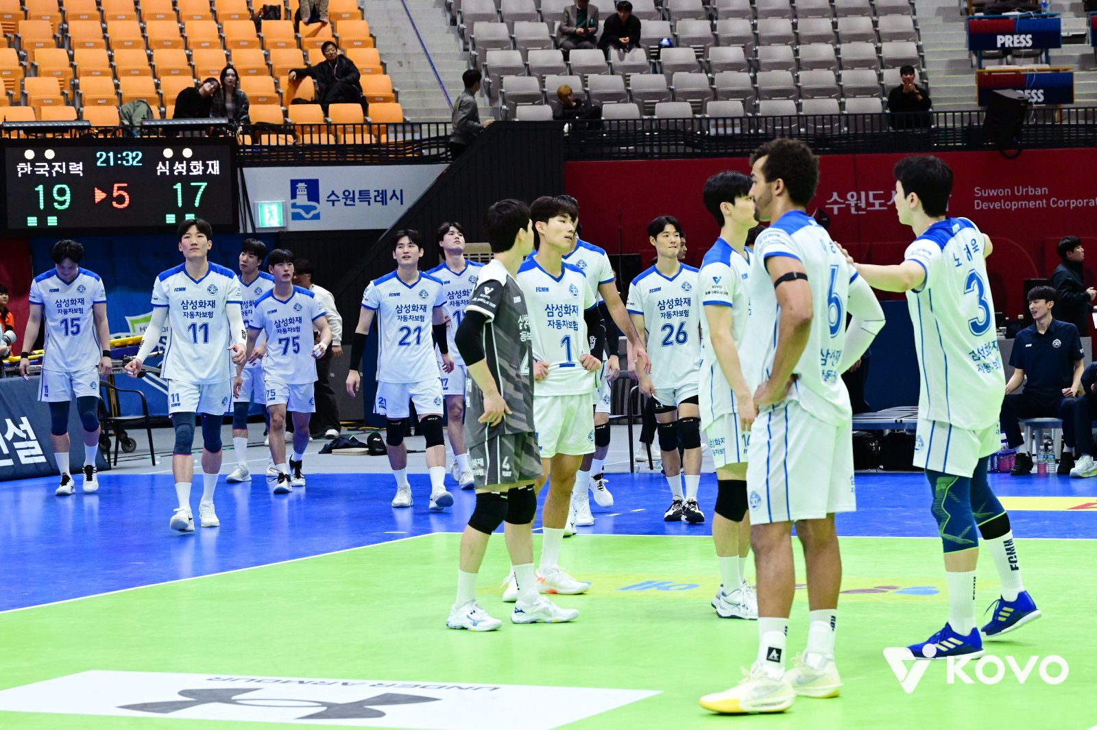 삼성화재 선수들이 23일 한국전력과 원정경기서 2-3으로 패한 뒤 아쉬워하고 있다. 사진제공|KOVO
