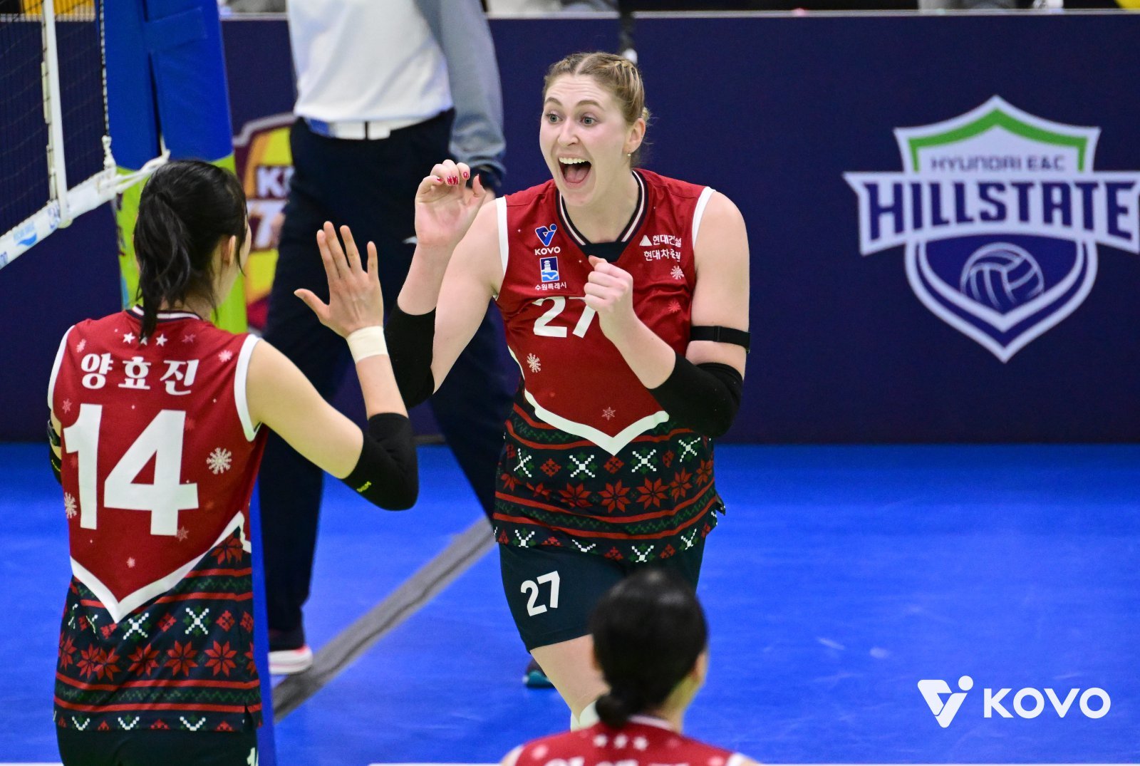 현대건설 양효진(14번)과 외국인 공격수 카리가 25일 수원체육관서 열린 정관장과 V리그 여자부 경기 도중 득점한 뒤 하이파이브를 하고 있다. 사진제공｜KOVO