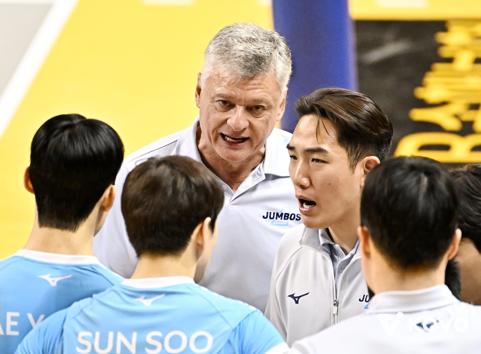 대한항공 헤난 달 조토 감독(가운데)이 25일 KB손해보험과 원정경기 도중 선수들에게 작전을 지시하고 있다. 사진제공｜KOVO