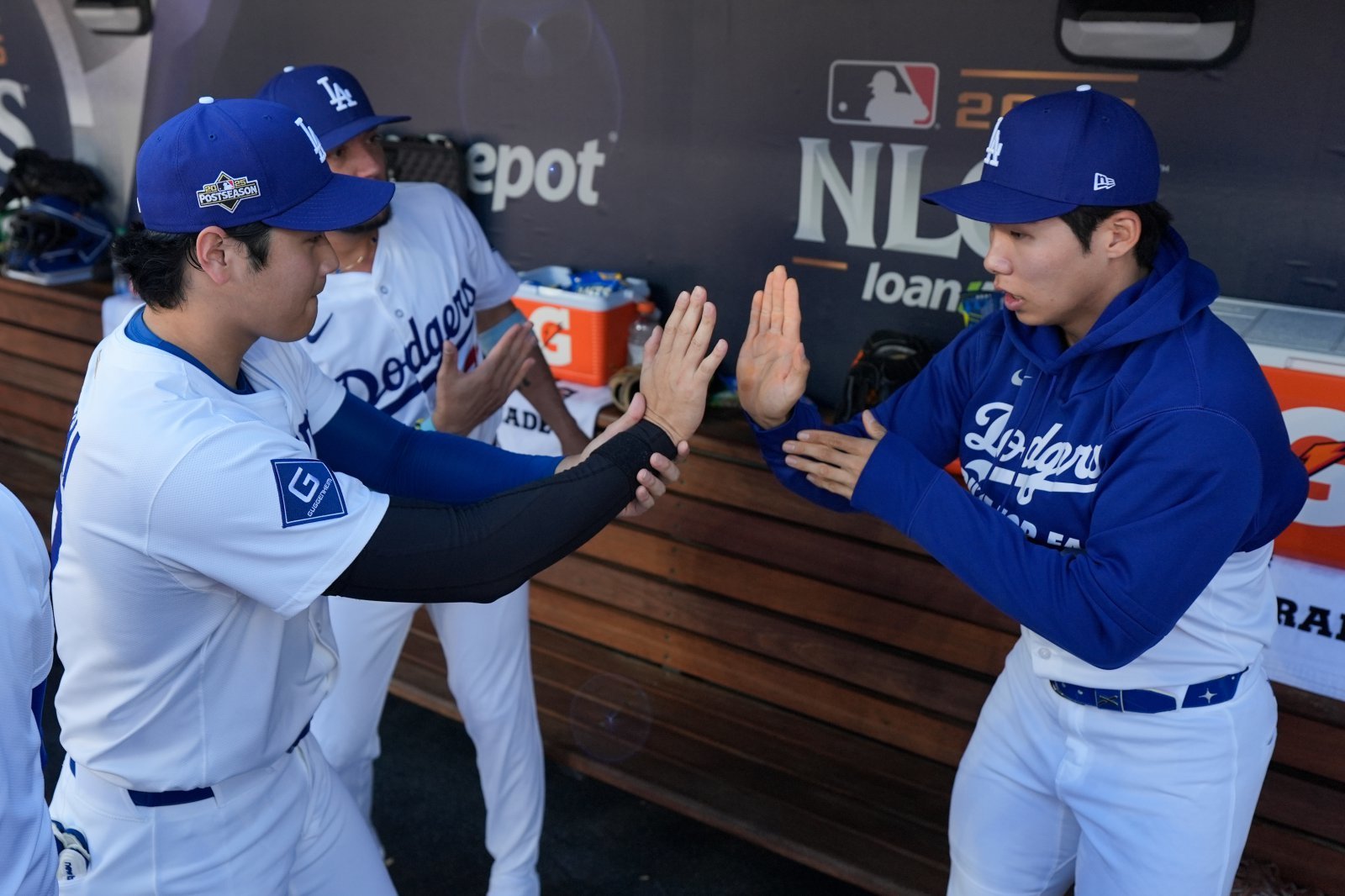 다저스 김혜성(오른쪽)은 라인업의 노쇠화 문제를 해결할 수 있을까. 특히 다저스의 2루는 다음 시즌 보강이 시급한 포지션으로 평가받고 있다. AP뉴시스