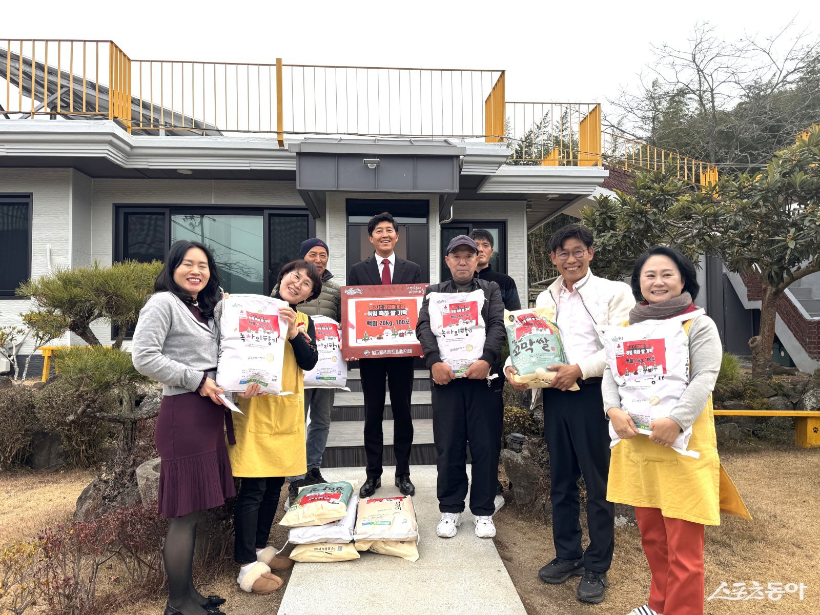 보성군은 지난 23일 벌교JC(청년회의소)가 회장 이·취임식을 기념해 지역 내 어려운 이웃을 위한 백미 2000kg(20kg 100포)을 기탁하고 기념 촬영을 하고 있다. 사진제공=보성군