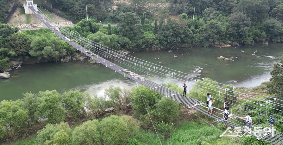 곡성군 죽곡면 대황강 출렁다리를 찾은 관광객들이 체험 프로그램을 즐기고 있는 모습.  사진제공=곡성군