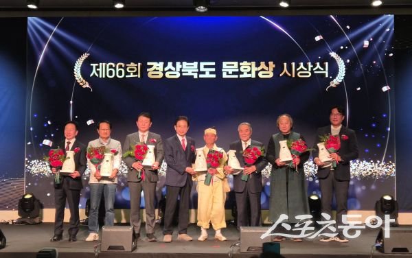 김천시가 ‘제66회 경상북도 문화상 시상식’을 개최한 후 기념촬영을 하고 있는 모습. 사진제공ㅣ김천시