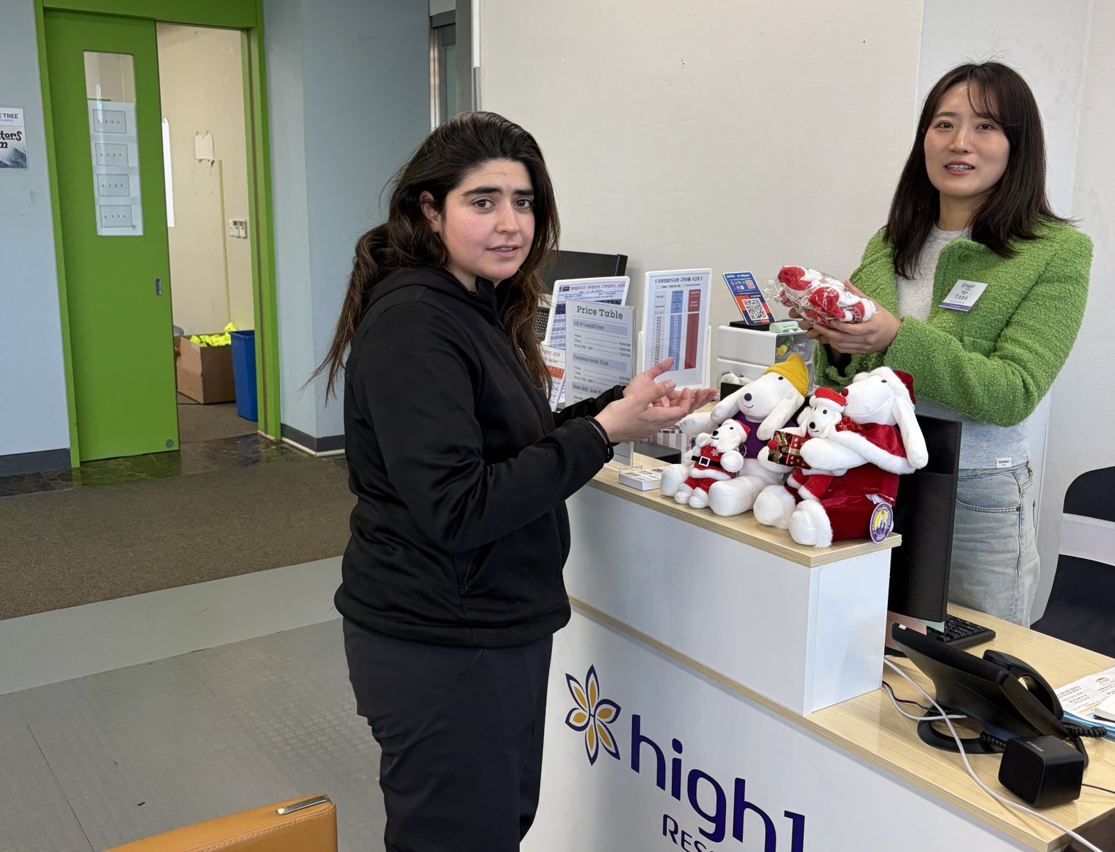 외국인 원스톱 서비스 라운지를 이용중인 고객