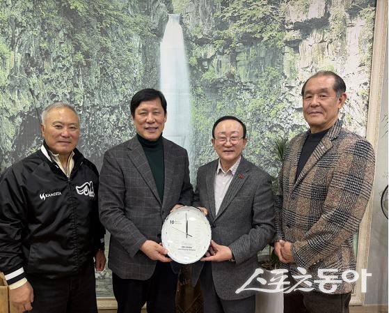 김인식 연천 미라클 감독, 허구연 KBO 총재, 김덕현 연천군수, 박철순 일구회 대외협력부회장(왼쪽부터)이 24일 연천군청을 방문해 기념 촬영하고 있다. 사진제공｜일구회