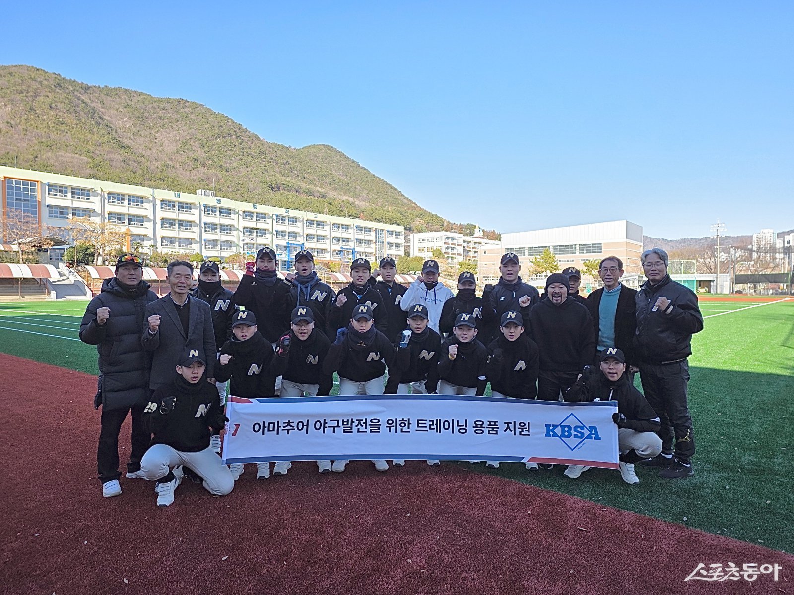 선수협이 26일 김해 내동중에서 대한야구소프트볼협회와 트레이닝 용품 전달식을 열었다. 사진제공｜한국프로야구선수협회