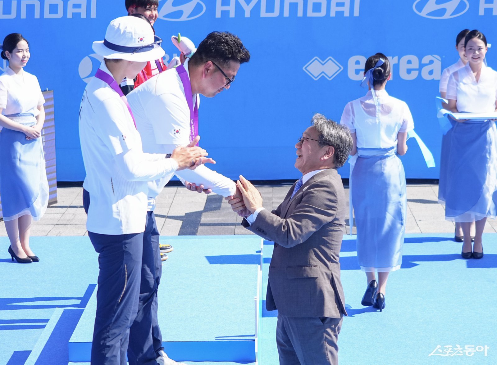 강기정 광주광역시장이 지난 9월 10일 5·18민주광장 특설경기장에서 열린 ‘광주 2025 현대세계양궁선수권대회’ 리커브 혼성 단체 결승전에서 준우승을 차지한 김우진·안산 선수에게 메달을 목에 걸어주고 축하를 하고 있다. 사진제공=광주광역시