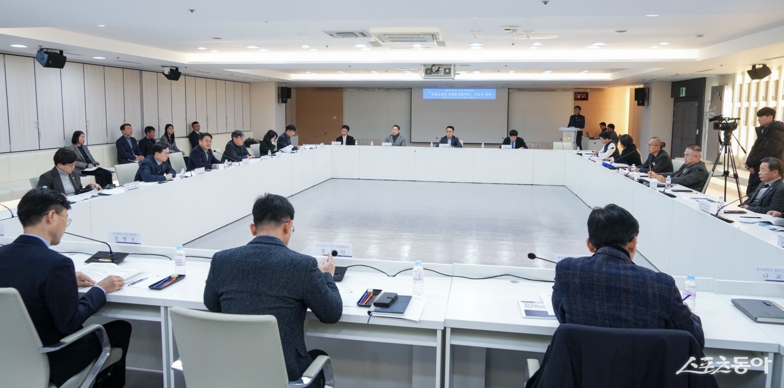 강기정 광주광역시장이 26일 오전 시청 중회의실에서 열린 복합쇼핑몰 상생발전협의회 첫 회의‘에 참석해 상생방안을 논의하고 있다. 사진제공=광주광역시