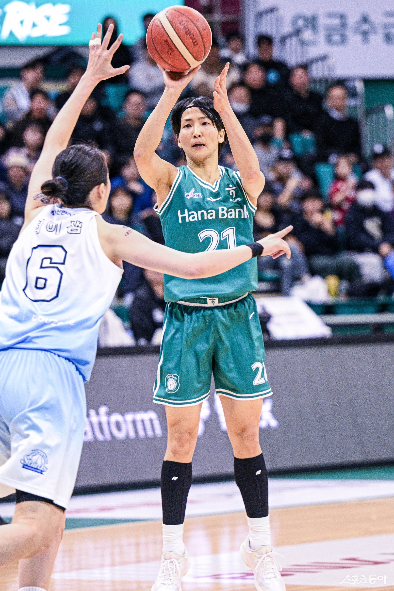 하나은행 이이지마 사키가 26일 부천체육관에서 열린 신한은행전 도중 슛을 시도하고 있다. 사진제공｜WKBL