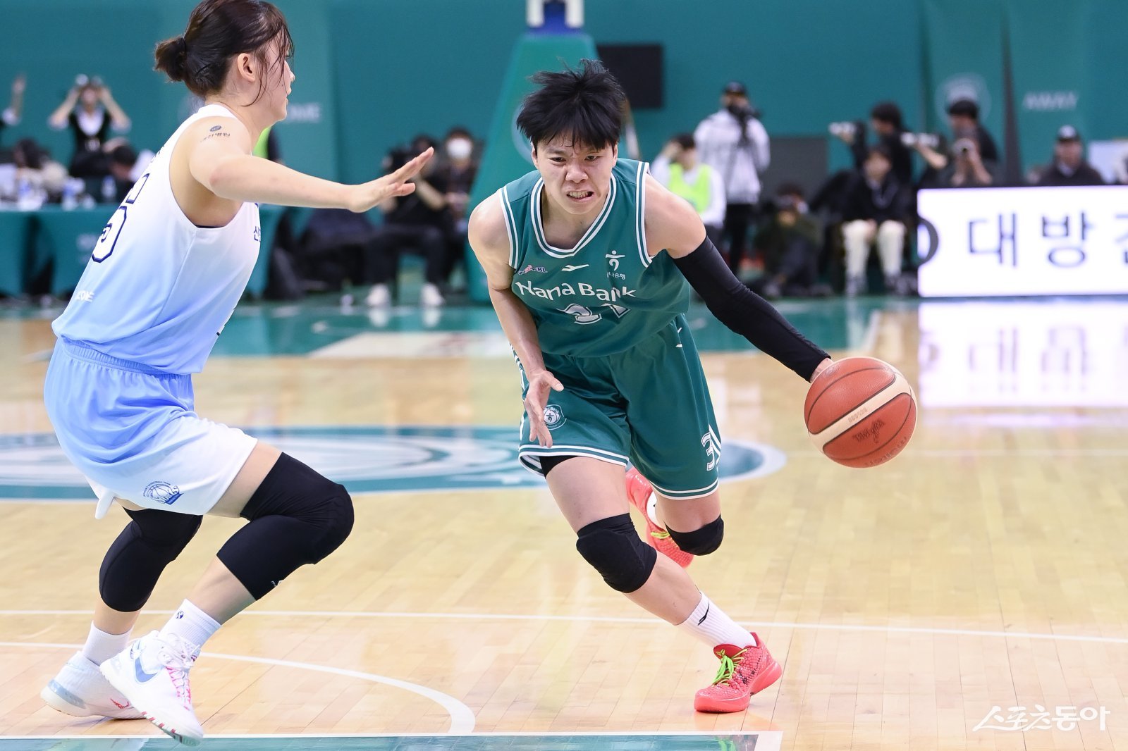 하나은행 진안이 26일 부천체육관에서 열린 신한은행전 도중 돌파를 시도하고 있다. 사진제공｜WKBL