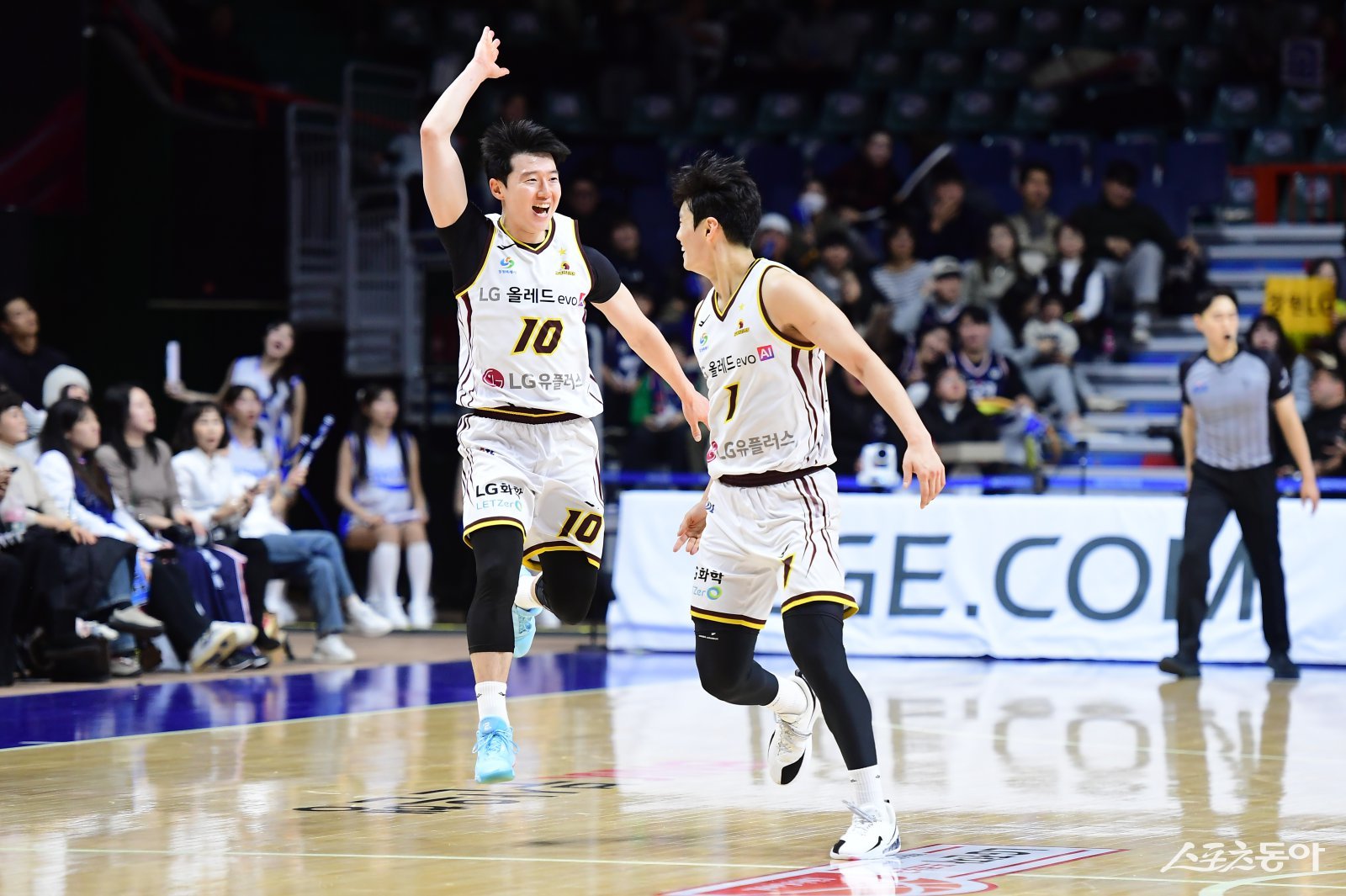 LG 윤원상(왼쪽)이 26일 사직체육관에서 열린 KCC전 도중 득점한 뒤 유기상과 기뻐하고 있다. 사진제공｜KBL