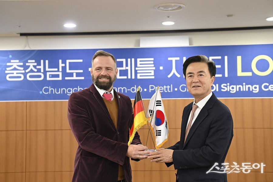 김태흠 충남지사는 이날 도청 상황실에서 손일수 지앤티 대표, 빌리 프란츠 프레틀 프레틀그룹 최고경영자(CEO)와 함께 투자 협력 의향서를 체결했다(오른쪽 김태흠 지사). 사진제공｜충남도