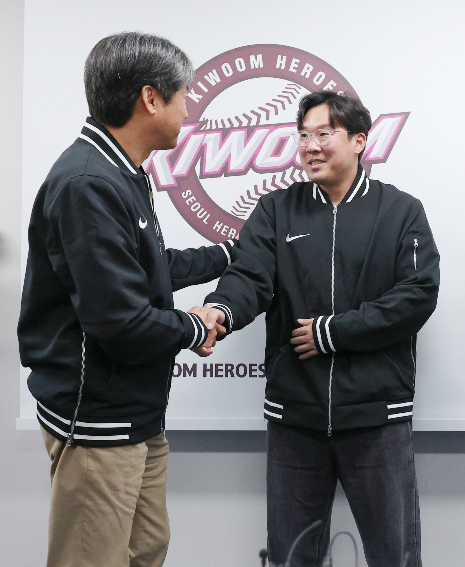 키움은 올 시즌이 끝난 뒤 송성문(샌디에이고)의 MLB 진출로 새로운 3루의 주인을 찾아야 한다. 설종진 키움 감독은 베테랑부터 신인까지 무한경쟁을 통해 공백을 메우겠다고 선언했다. 올 시즌이 끝나고 2차 드래프트를 통해 키움에 합류한 안치홍(오른쪽). 뉴시스