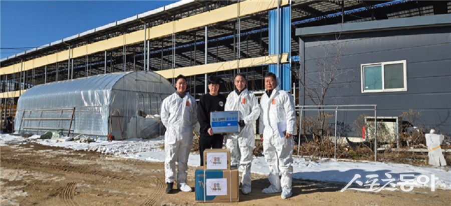 강원특별자치도 28일 동물위생시험소는 ‘2025년도 젖소 결핵병 음성농장 인증제’를 성공적으로 완료했다고 밝혔다(12월 26일 홍성관 철원군 축산과장). 사진제공|강원도