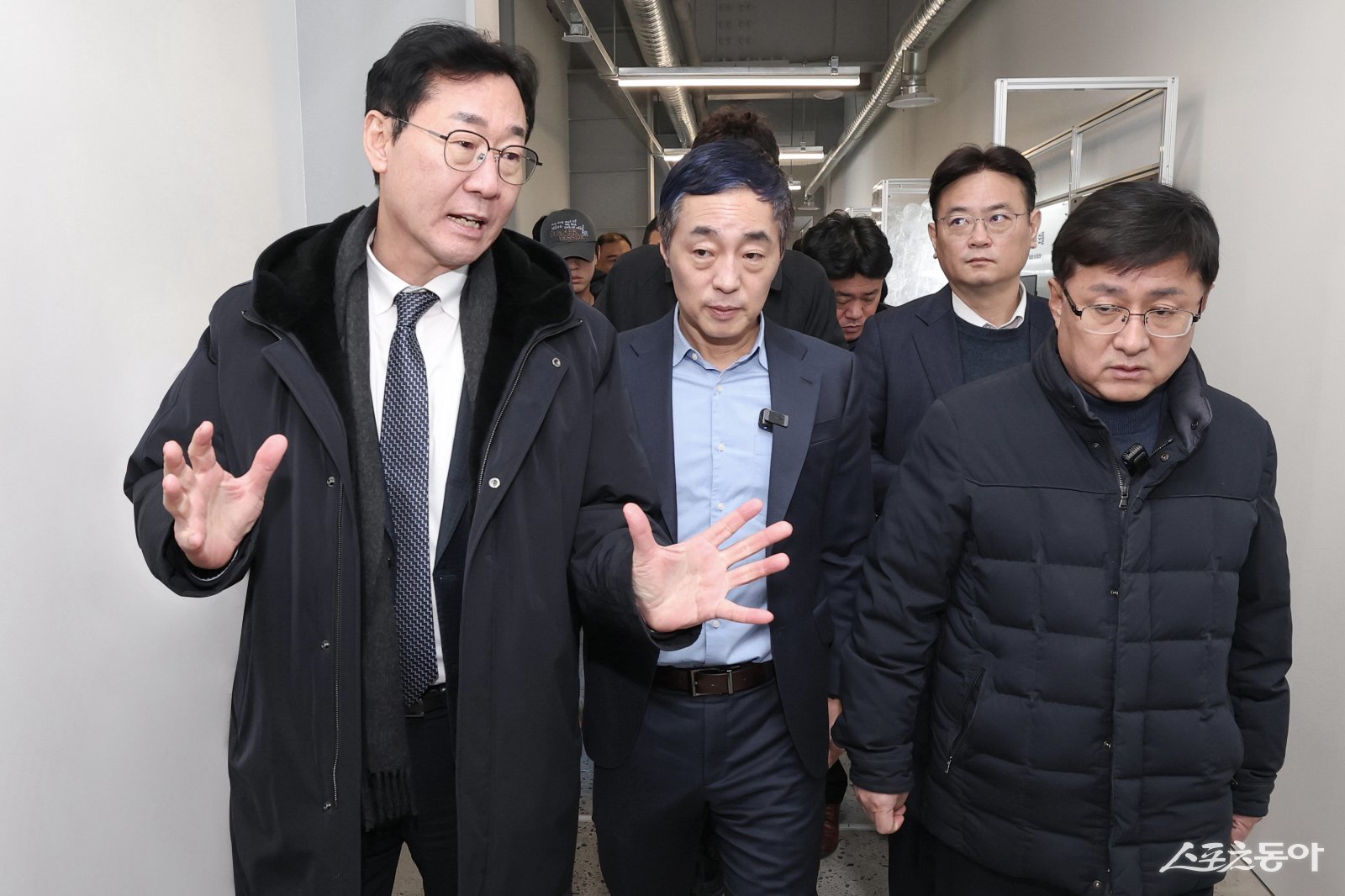 정명근 화성특례시장이 김성환 환경부장관 현장 상황을 설명하고 있다. 사진제공｜화성시