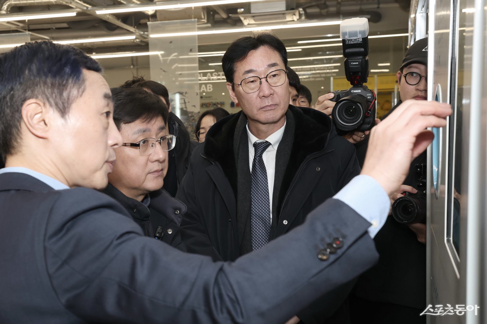 정명근 화성특례시장이 김성환 환경부장관 현장 상황을 설명하고 있다. 사진제공｜화성시