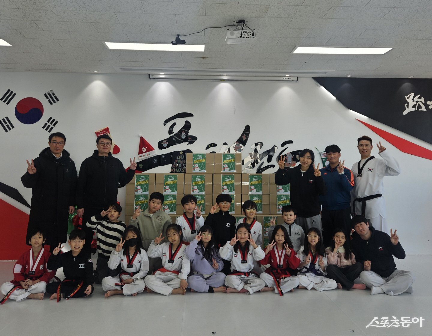 시흥시 거북섬동에 위치한 품태권도장(관장 유승강)은 지난 12월 26일 크리스마스와 연말을 맞아 아이들의 정성이 담긴 라면 900개(36박스)를 기탁하며 따뜻한 나눔을 실천했다. 사진제공|시흥시