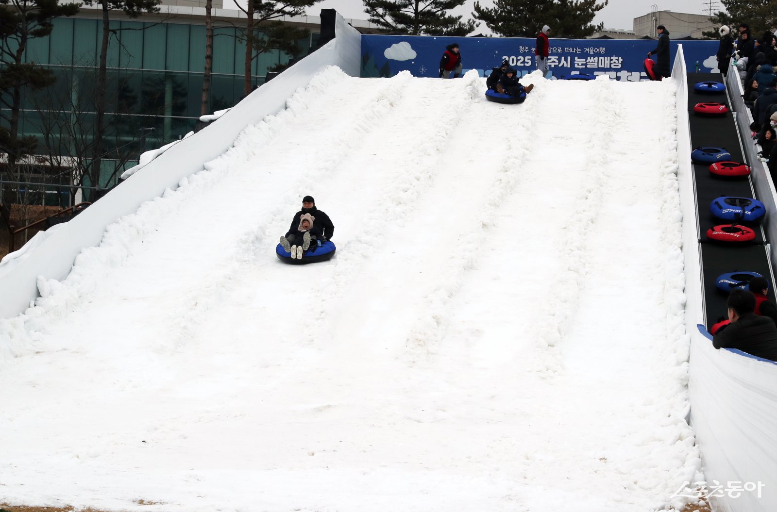 청주시는 겨울철 시민 여가 공간을 제공하기 위해 조성한 청원구 생명누리공원 눈썰매장을 지난 27일 개장하고 본격적인 운영에 들어갔다. 사진제공｜청주시